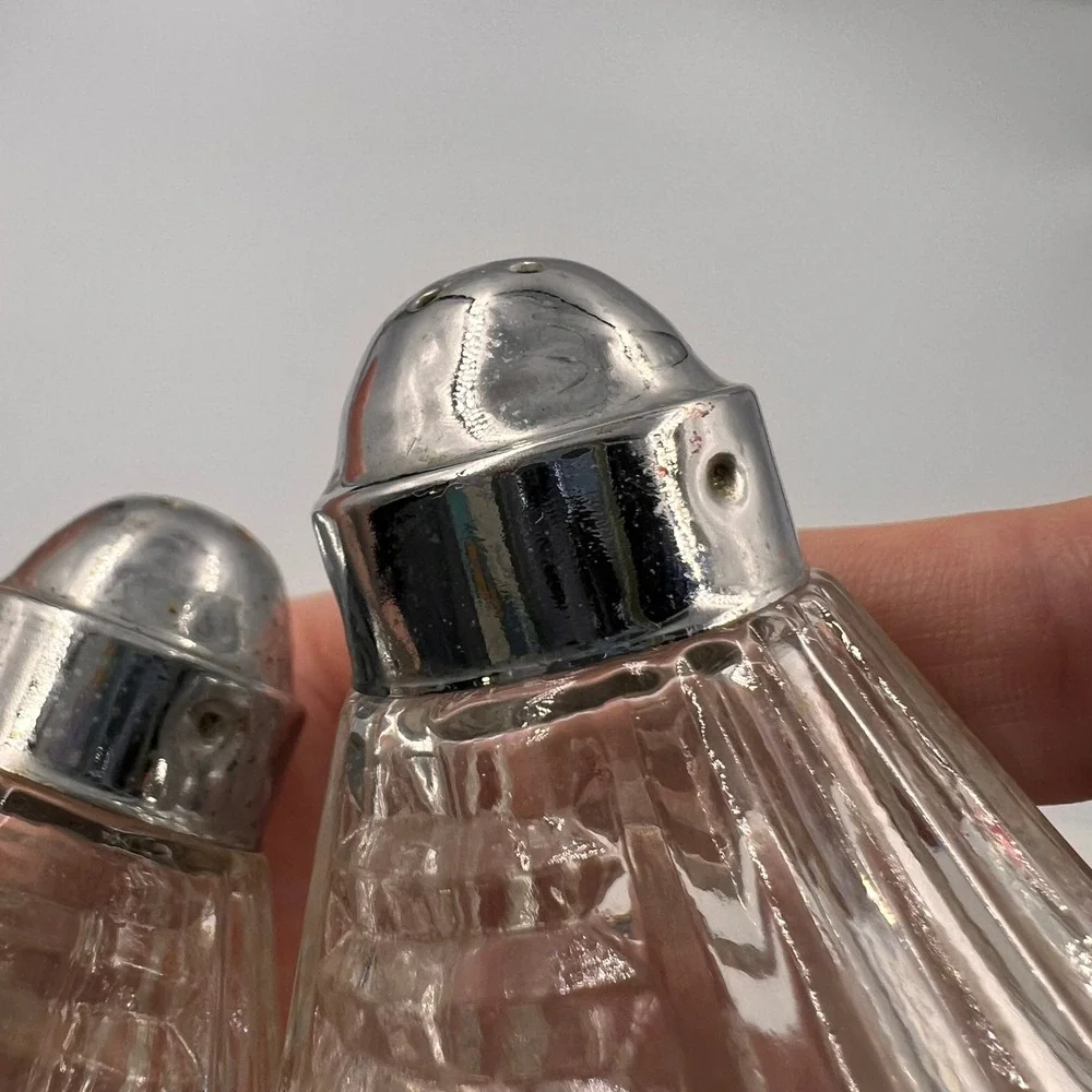 Vintage Art Deco Clear Pressed Glass Salt and Pepper Shakers Chrome Lids Ribbed‎